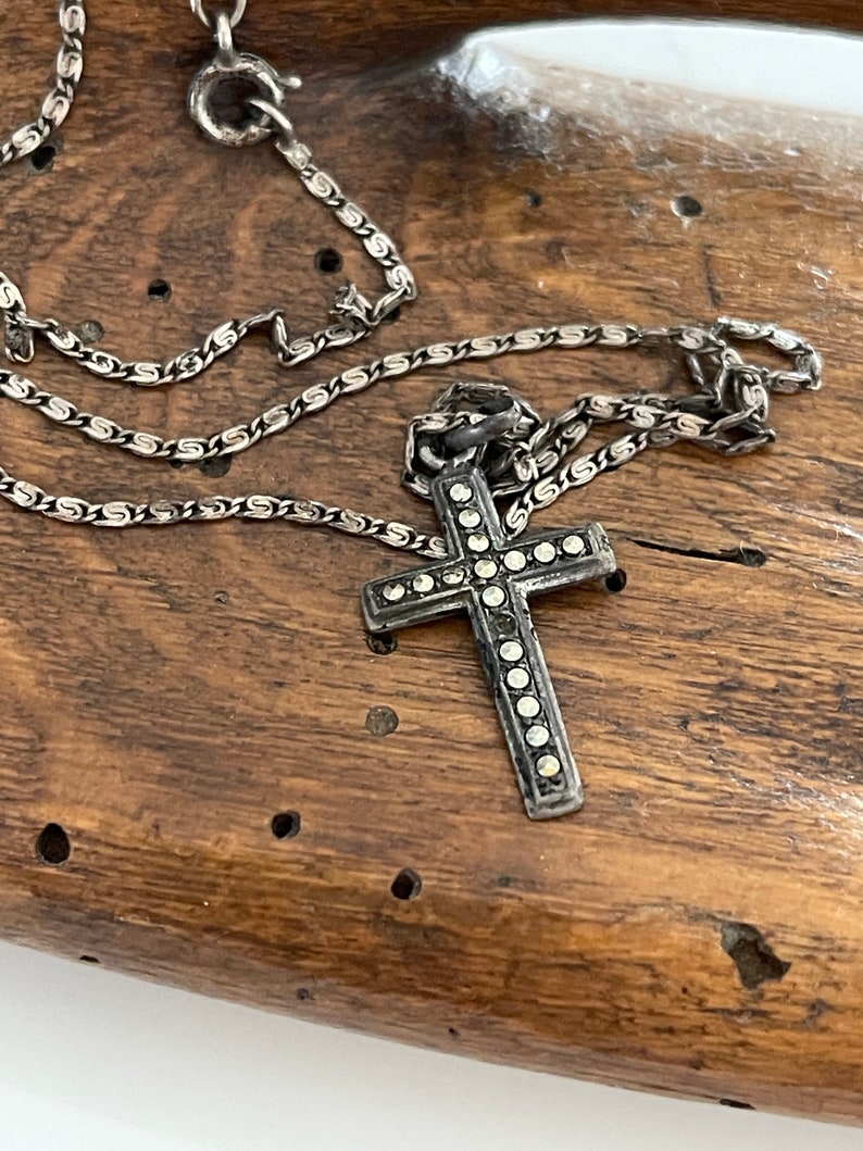 vecchio argento francese vintage piccolo ciondolo croce di LOURDES strass argento specialità catena marchio produttore collana di fede religiosa gioielli antichi 3g immagine 2