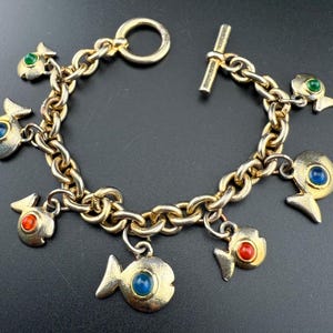 Fisch Bettelarmband Cabochon rot blau grün Cabochon echt Französisch Vintage 80er Jahre chunky maille goldfarben Metall ungewöhnliches Geschenk für Sie