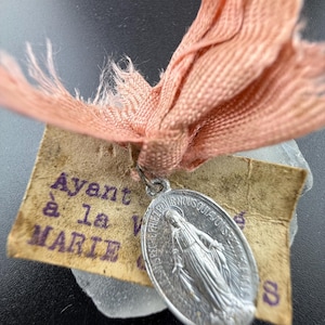 Medalla de los santos de la Virgen María, Lourdes, medallón sagrado vintage francés, bolsa de cuero original, cinta rosa y tarjeta, protección de la fe católica, rara