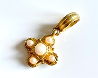 ciondolo con ciondolo a forma di croce di perle dorate di NIKITA firmato costumista gioielli grande cauzione per catena regalo di nozze classico vintage francese anni '80
