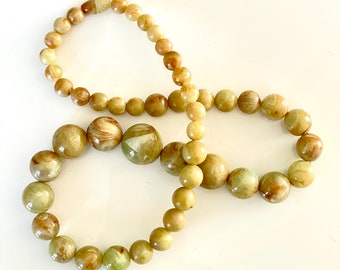 collana di perline gioielli vintage francesi marmorizzati in plastica lucite verde beige toni bianchi chiusura a vite graduata metà secolo moderno anni '50