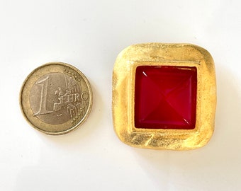 ciondolo e spilla francese vintage Lancóme Paris cabochon rosso con base in oro timbro sul retro profumiere anni '90 gioielli da collezione regalo glam sotto i 50 anni