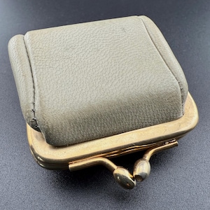 witzige kleine Box Geldbörse Mini Micro Geldbeutel Französisch Vintage Beige Leder gold Metallverschluss Handtasche Accessoire selten 50er Jahre