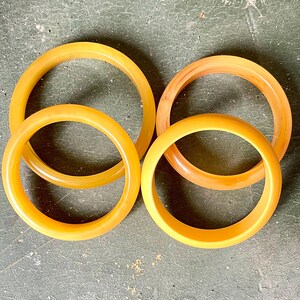 Bakelite Armreifen gelb Eigelb marmoriert und matt Lot von 4 verschiedenen Breiten französischer Vintage MCM Schmuck geprüft Sammlerstück 1960er Jahre