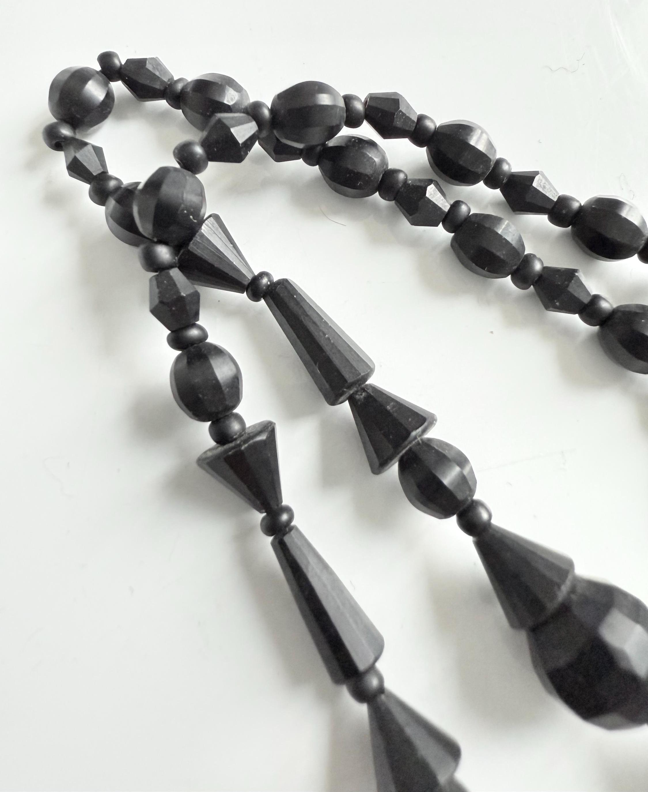 Collier De Perles Noires à Facettes Vintage - Ancien Et En Parfait état