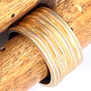 anillo de declaración banda ancha francés vintage diseñador bisutería Nelly Biche de Bere sello texturizado tono oro plateado bague doré tamaño 56