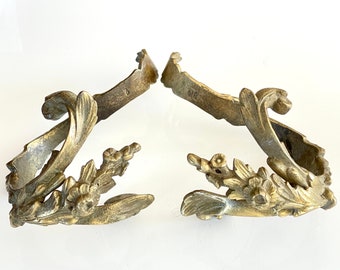 Coppia di fermacravatte in ottone di recupero di metallo architettonico antico francese, hardware in ottone massiccio, decorazioni per la casa in foglia bronzo dorato ornato