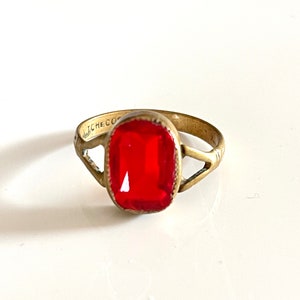 ring cabochon faceted oval bright cherry red gold tone metal band stamp TCHECOSLOVAQUIE vintage art deco statement sparkly jewellery 1930s