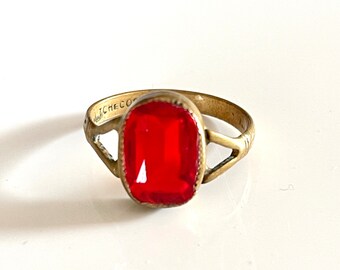 ring cabochon faceted oval bright cherry red gold tone metal band stamp TCHECOSLOVAQUIE vintage art deco statement sparkly jewellery 1930s