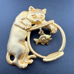 fantastic cat fish bowl brooch by JJ Jonette brushed gold tone metal signed piece French vintage animalier large  pin gift for cat lover 80s