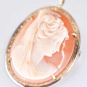 cameo pendant brooch 14k yellow gold metal K14 stamp oval carved woman portrait facing right vintage collectible fine jewellery gift 6g rare
