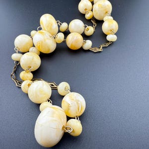 Colar longo estilo francês, estilo vintage, com contas acrílicas em espiral, graduado, plástico antigo, creme, amarelo, diamante, corrente de metal, joias MCM raras dos anos 60