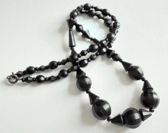 Collier Vintage Boule Facettée Noire – Style Ancien, Peut-être De Deuil, Occasion à évaluer