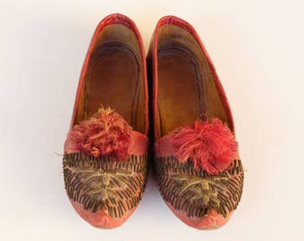 vintage red shoes North African Ottoman Empire antique slippers leather metal thread embroidery museum collectible shop window display 1900s