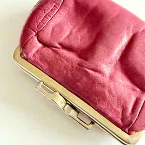 Portemonnaie französische mod Vintage weiches rotes Leder Etui beiges Leder Innenfach Doppelfach goldfarbener Metallrahmen groß 1960er Jahre