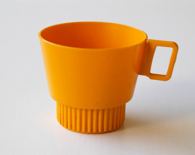 Vintage Plastic Cup / Retro Orange Plastic Coffee Cup / Outdoor Camping