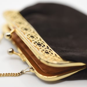 borsellino porta monete vintage in pelle scamosciata con catena a maglie dorate e chiusura decorata marrone scuro con interno in pelle regalo per lei realizzato in Francia anni '60 raro