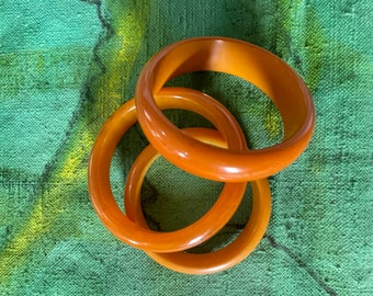 bakelite bangles orange tone marbled lot of 3 varied widths French vintage midcentury MCM jewellery tested collectible 1960s