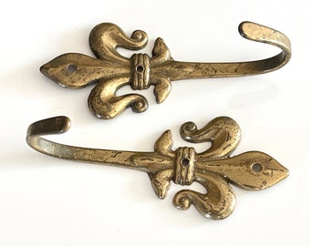 due ganci da parete francese vintage fleur de lys lis ottone antico abbinato coppia di 2 uncinetti in metallo solido per la conservazione della parete per la casa