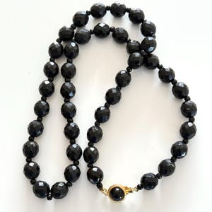 Halsband med svart glaspärla i antik stil, fasetterat, sträng, fransk art déco-stil, vintage samlarpärlor, uttalande smycken, guldfärgat lås