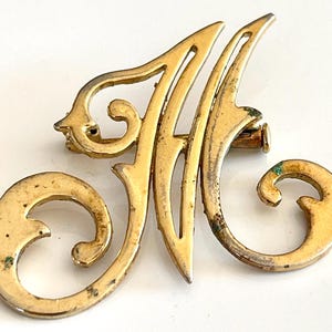 Frack Schal Brosche Vintage Brosche kursiv Buchstabe M Monogramm Anstecknadel 50er Jahre Schmuck Anstecknadel goldfarben Metall Verdi Gris