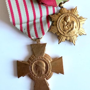 two medals collectible French Republic vintage medaille croix de combattant signed DOUMINC and Health Ministry Santé signed Leon Deschamps