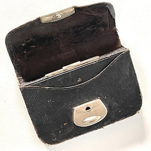 pochette petit porte-monnaie en cuir noir monogramme en métal initiale A français ancien art nouveau portefeuille plat vintage fabriqué en France rare