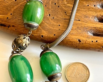 collana girocollo in bachelite verde mela leggero effetto marmorizzato con catena di serpente metallizzata gialla su argento scuro gioielli vintage francesi anni '70 rari