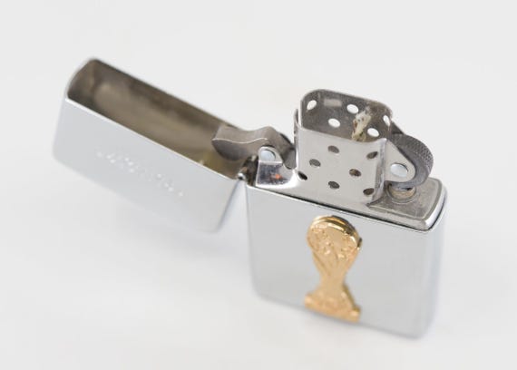 Vintage ZIPPO Feuerzeug Gedenk-WM-Trophäe Fußball FRANKREICH 98 