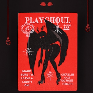 Puede incluir: Gráfico rectangular rojo con una silueta negra de una criatura alada con ojos brillantes y un diseño de bombilla. El texto incluye "PLAYCHOUL", "FEATURING CASSANDRA DUN ART", "75¢", y "MAKE SURE TO LEAVE A LIGHT! ON!" y "GHOULLSH GALS YOU WONT FORGET!"