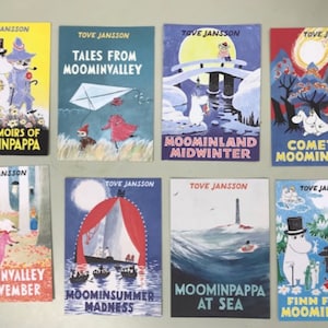 Puede incluir: Una colección de ocho libros de Moomin de Tove Jansson, incluyendo The Memoirs of Moominpappa, Tales from Moominvalley, Moominland Midwinter, Comet in Moominland, Moominvalley in November, Moominsummer Madness, Moominpappa at Sea y Finn Family Moomintroll.