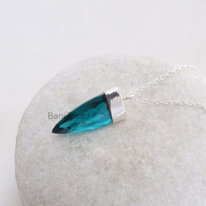 Teal Quartz Point Shape Ädelstenshänge - Massivt 925 Sterling Silver Handgjort Halsband - Julklappshalsband - Boho Hängsmycken