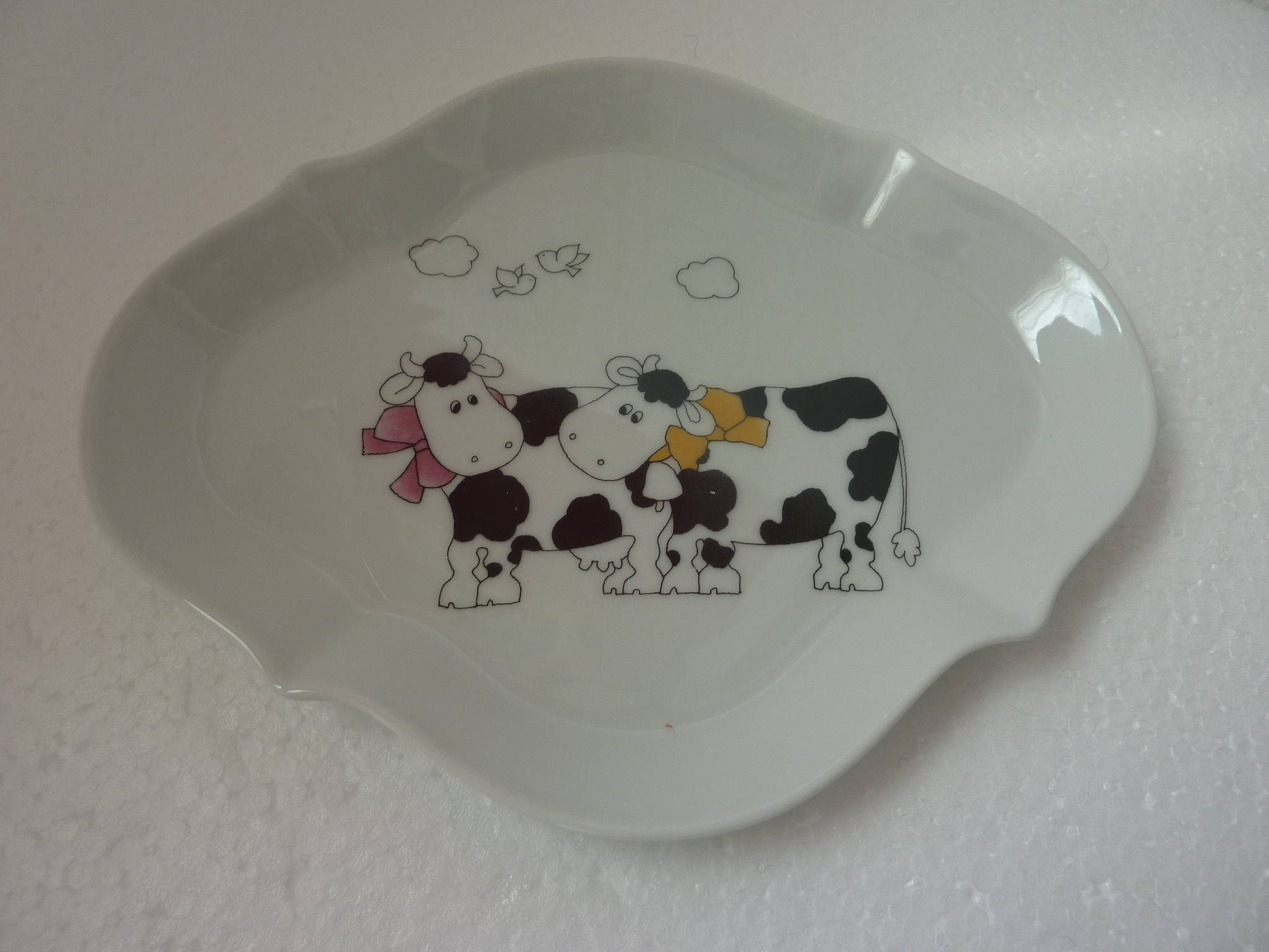 Plat Ovale en Porcelaine Motif La Vache Au Nœud Rose et Jaune