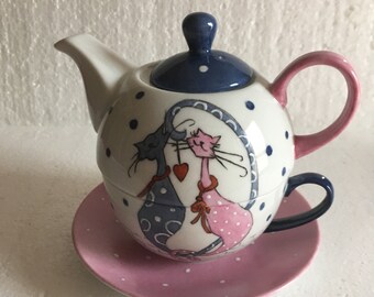 Selfish teapot Cats in love