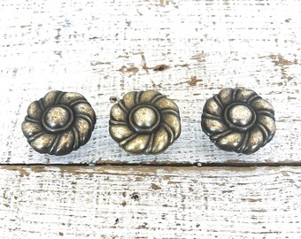 Boutons de tiroir fleur en laiton : matériel restauré shabby chic (Ensemble de 3)