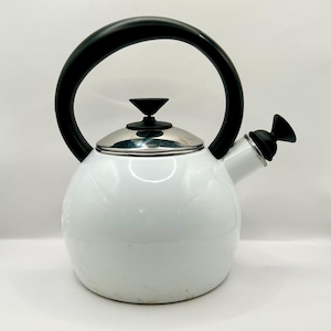 Bouilloire émaillée rétro en métal blanc avec sifflet amovible Bouilloire sifflante vintage, théière blanche, cuisine rétro Mid-Century