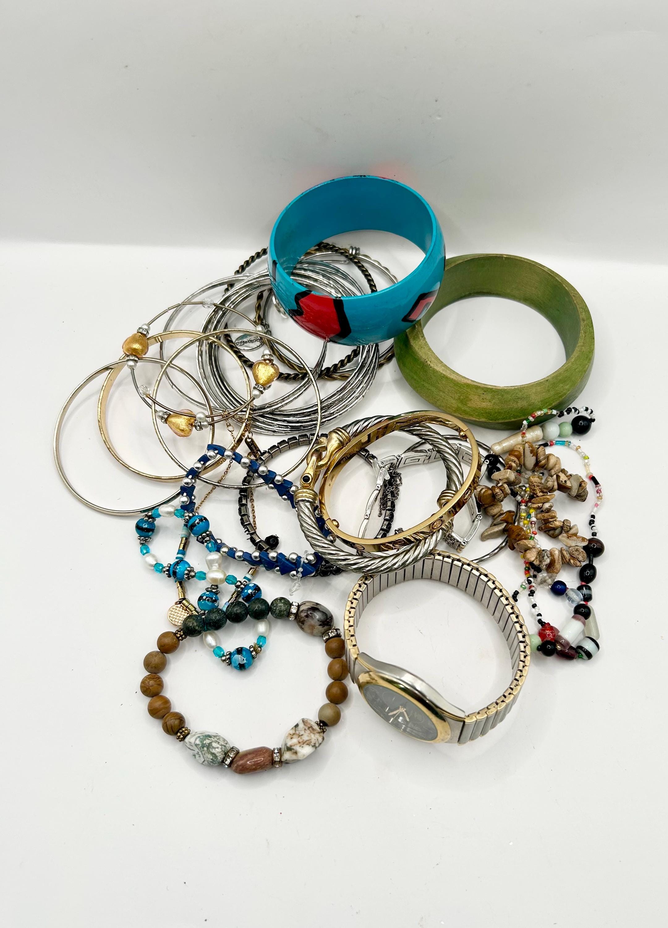 Lot De Bijoux Fantaisie - 5 Bracelets, 2 Paires De Boucles D'oreilles, 1 Bague, 1 Collier - Occasion