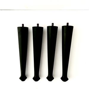 Puede incluir: Cuatro patas de mueble negras y cónicas con un perno roscado en la parte superior y un pie redondeado. Las patas están espaciadas uniformemente sobre un fondo blanco. Adecuado para varios proyectos de muebles.