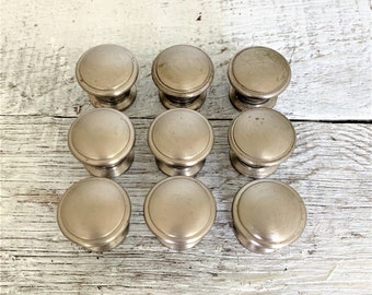 Puxadores de gaveta vintage em prata escovada: conjunto de 9 puxadores para armários de meados do século XX