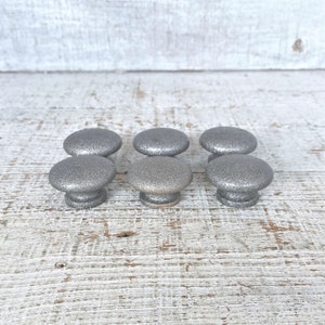 Peut inclure: Six boutons de cabinet ronds en argent pailleté.