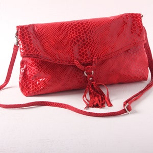 LITTLE HOBO, bolso suave e informal de piel de oveja, correa ajustable.