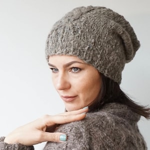 Berretto in alpaca lavorato a mano: berretto largo color cachi con cristalli Swarovski