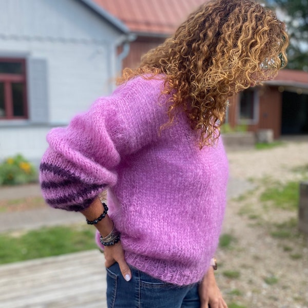 Pullover rosa soffice in morbido mohair e seta/ Manica vescovo/ Mohair leggero/ Rosa lilla/ Collo a V e maniche a palloncino/ Maglione bomber in mohair