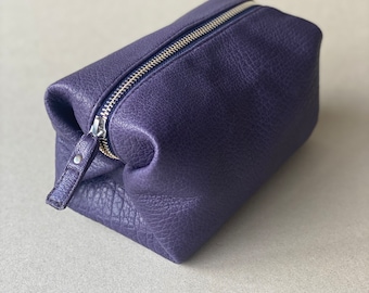 Neceser de piel de becerro texturizada color lila: neceser morado con cremallera