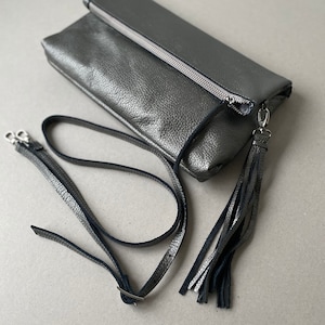 vintage Inspired Silver Textured Leather Fold Over Zipper Clutch avec pompon / Wristlet / Evening Clutch / Crossbody Bag/ Ready To Ship