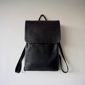 Mochila mediana de cuero de becerro negro / Bolso de cuero minimalista unisex / Bolso de viajero / Sin forro / Computadora portátil de 13 "/ Listo para enviar