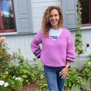 Pull Style Rose Carmin Avec Coeurs Brodés - Mohair Et Soie, Taille XL, Fait Main En France
