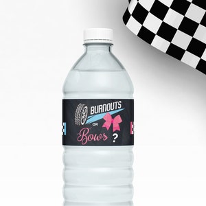 Może przedstawiać: Przezroczysta plastikowa butelka z wodą z czarną i białą etykietą, na której widnieje napis "Burnouts or Bows?" z niebieskim oponą i różową kokardką. Etykieta zawiera również tekst "Indigo & Orion" na dole.