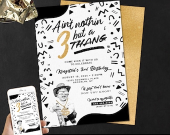 Puede incluir: Una invitación de fiesta de cumpleaños en blanco y negro con detalles dorados. La invitación presenta una foto de un niño pequeño con una cadena de oro y un sombrero. El texto de la invitación dice "Ain't nothin' but a 3 THANG" e incluye los detalles de la fiesta, incluyendo la fecha, la hora y la ubicación.