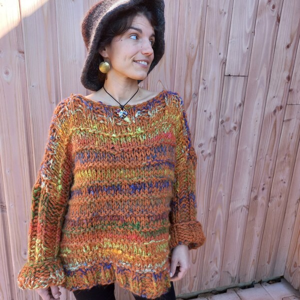 Pull-Poncho oversize, grande taille femme de forme loose  tricoté main en France pièce unique " Flambée " collection Aquarêve Les Filles.